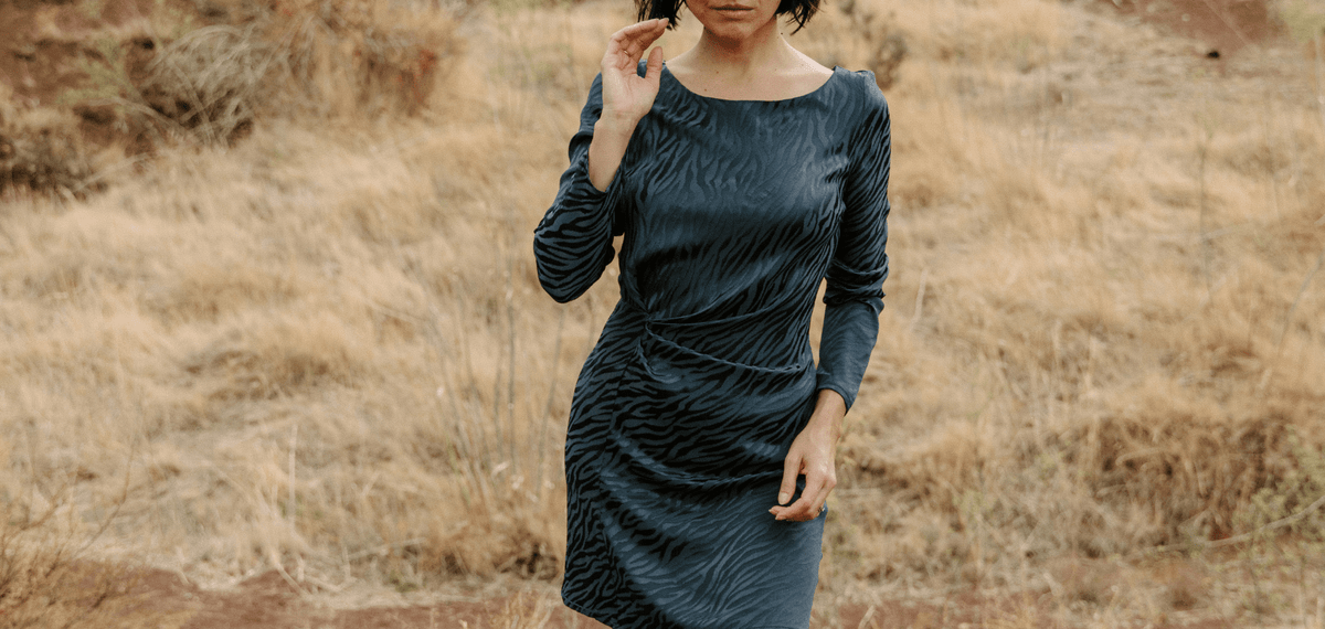 Coudre la robe TWIST manches longues : tuto vidéo pour réussir les plis, les incrustations et le zip invisible - Maison Fauve