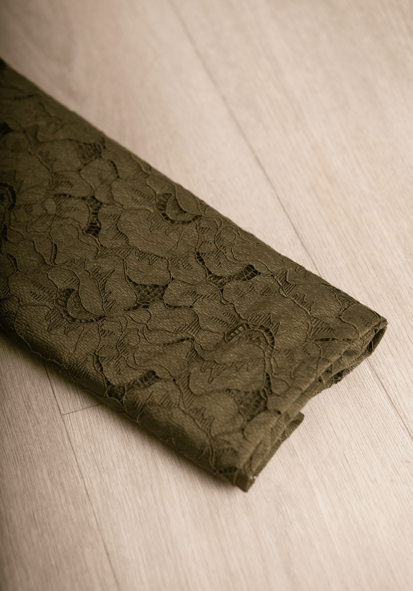COUPON 60cm - Tissu dentelle florale Daphné - Vert Mousse - Maison Fauve