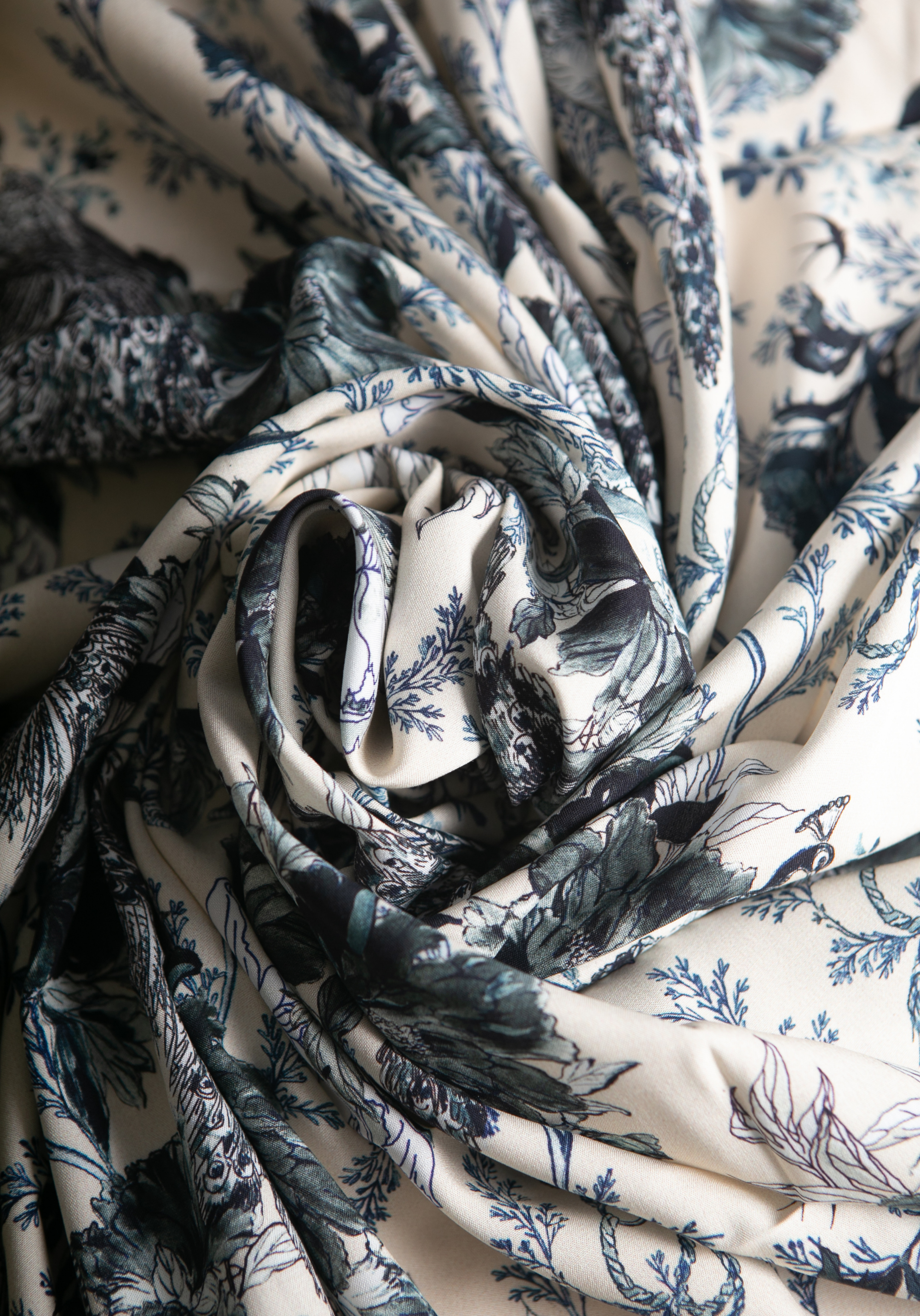 Manifesto printed viscose poplin fabric - Several colors