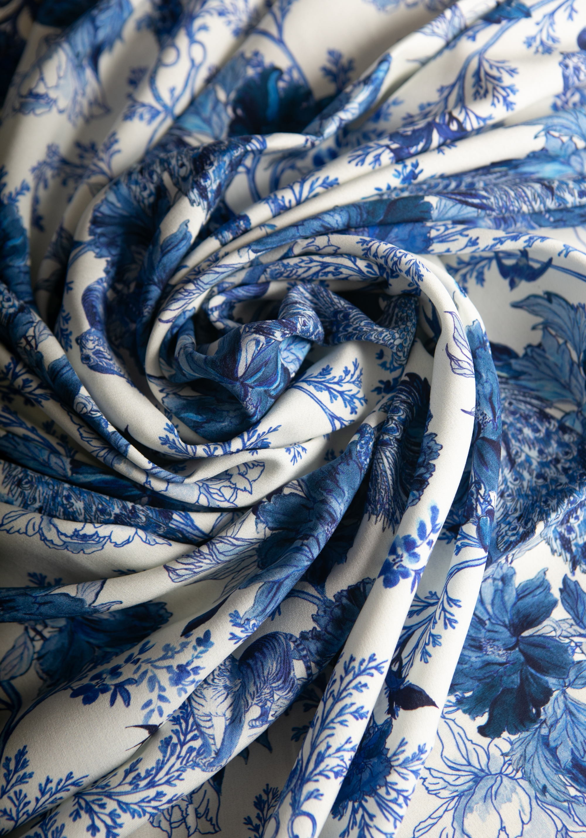 Manifesto printed viscose poplin fabric - Several colors