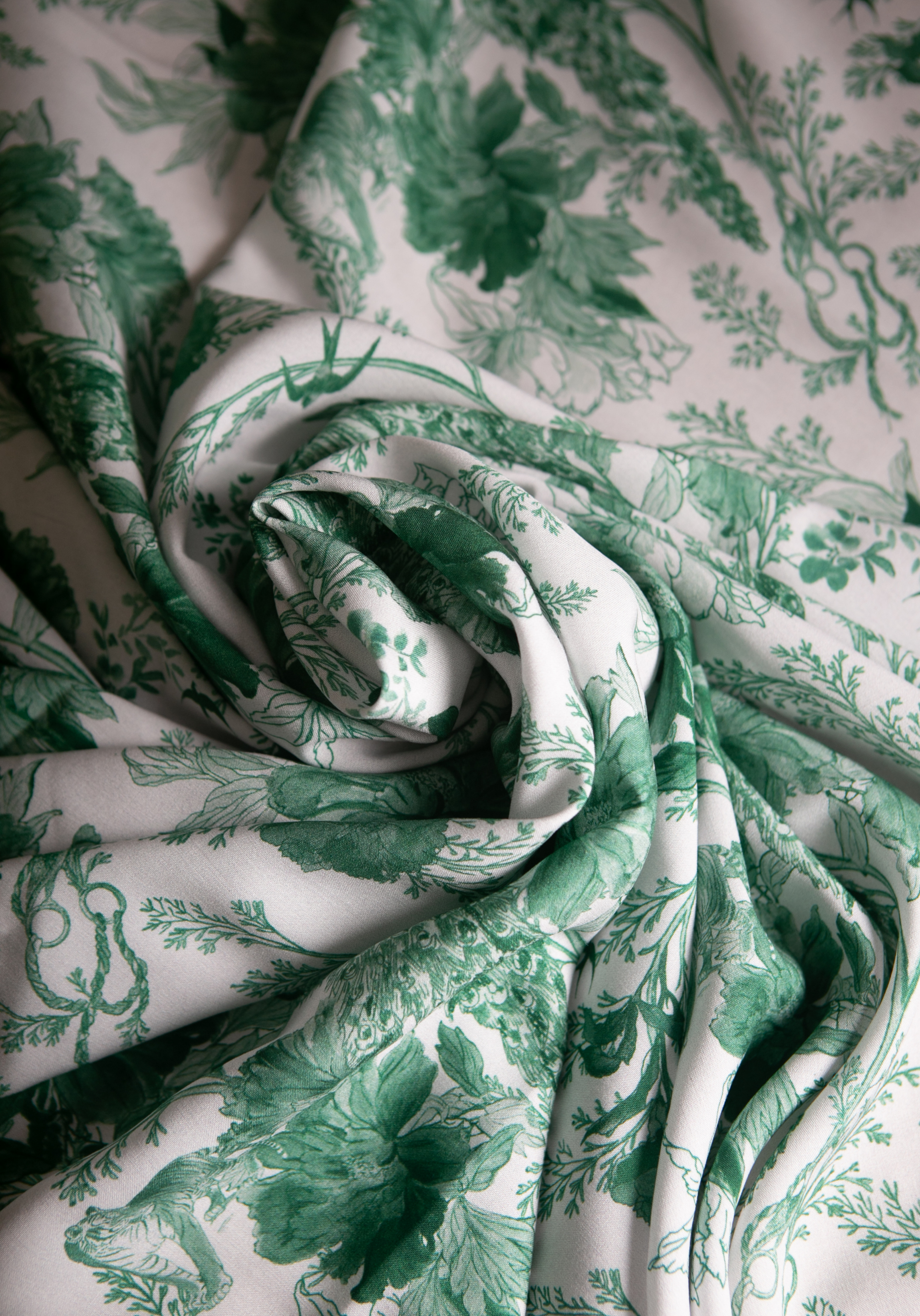 Manifesto printed viscose poplin fabric - Several colors