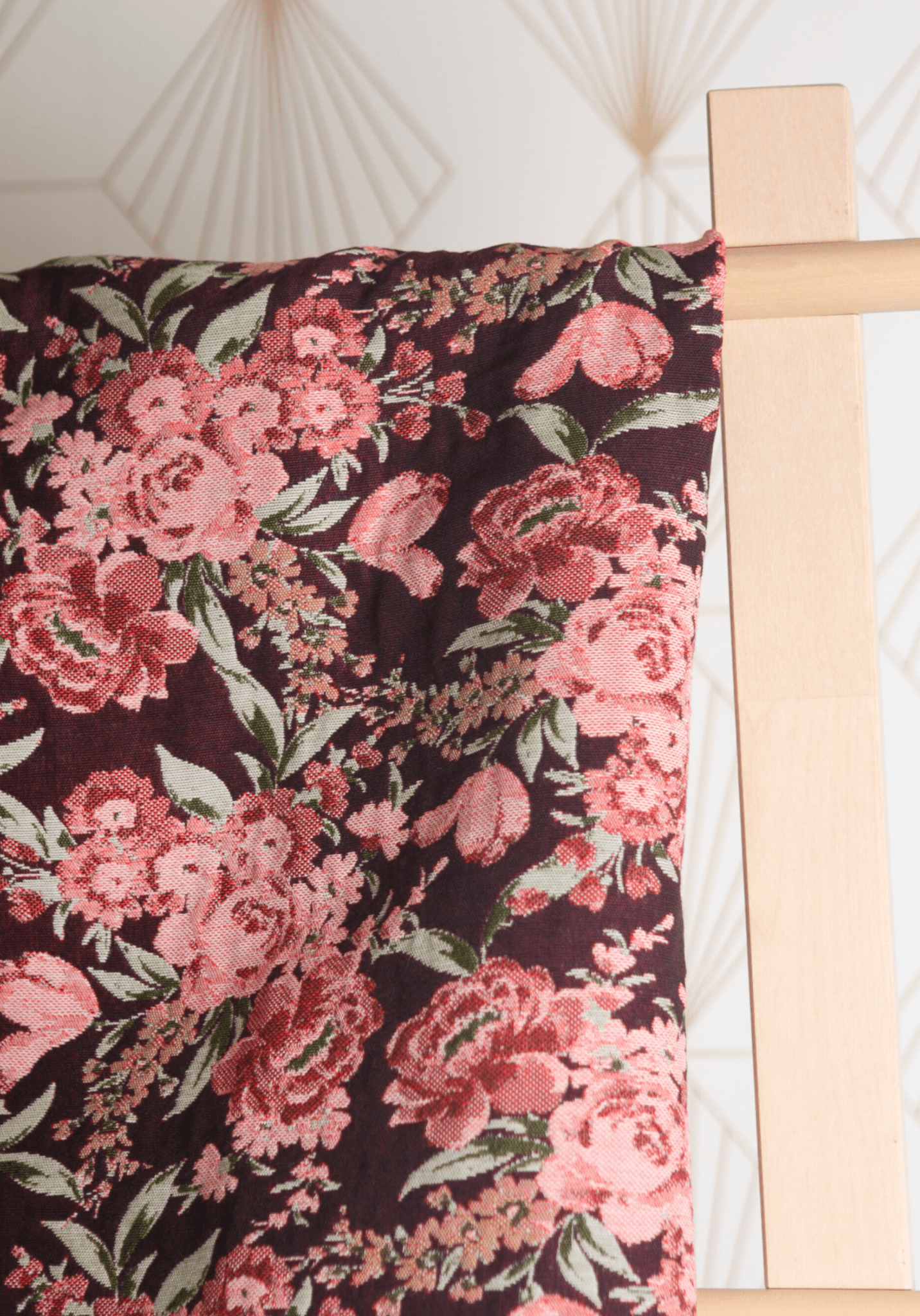 Tissu jacquard fleuri prune Deep Roses - Maison Fauve
