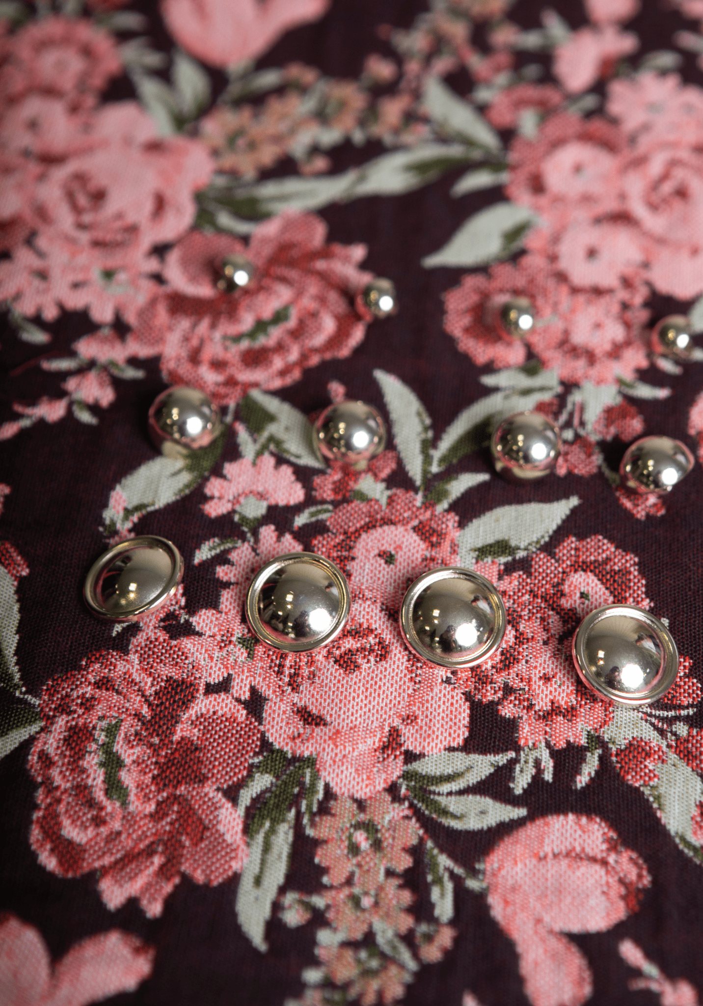 Tissu jacquard fleuri prune Deep Roses - Maison Fauve