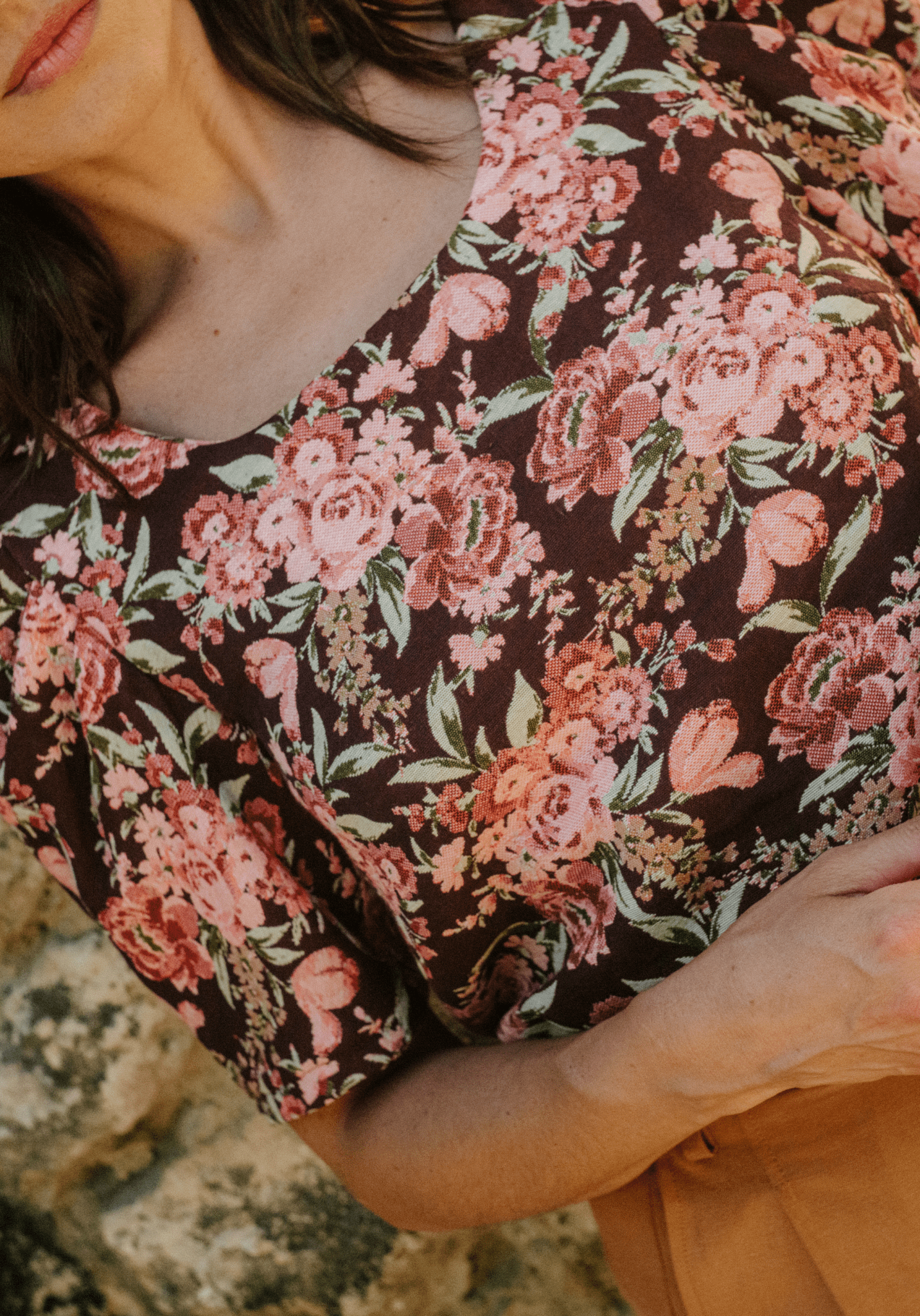 Tissu jacquard fleuri prune Deep Roses - Maison Fauve