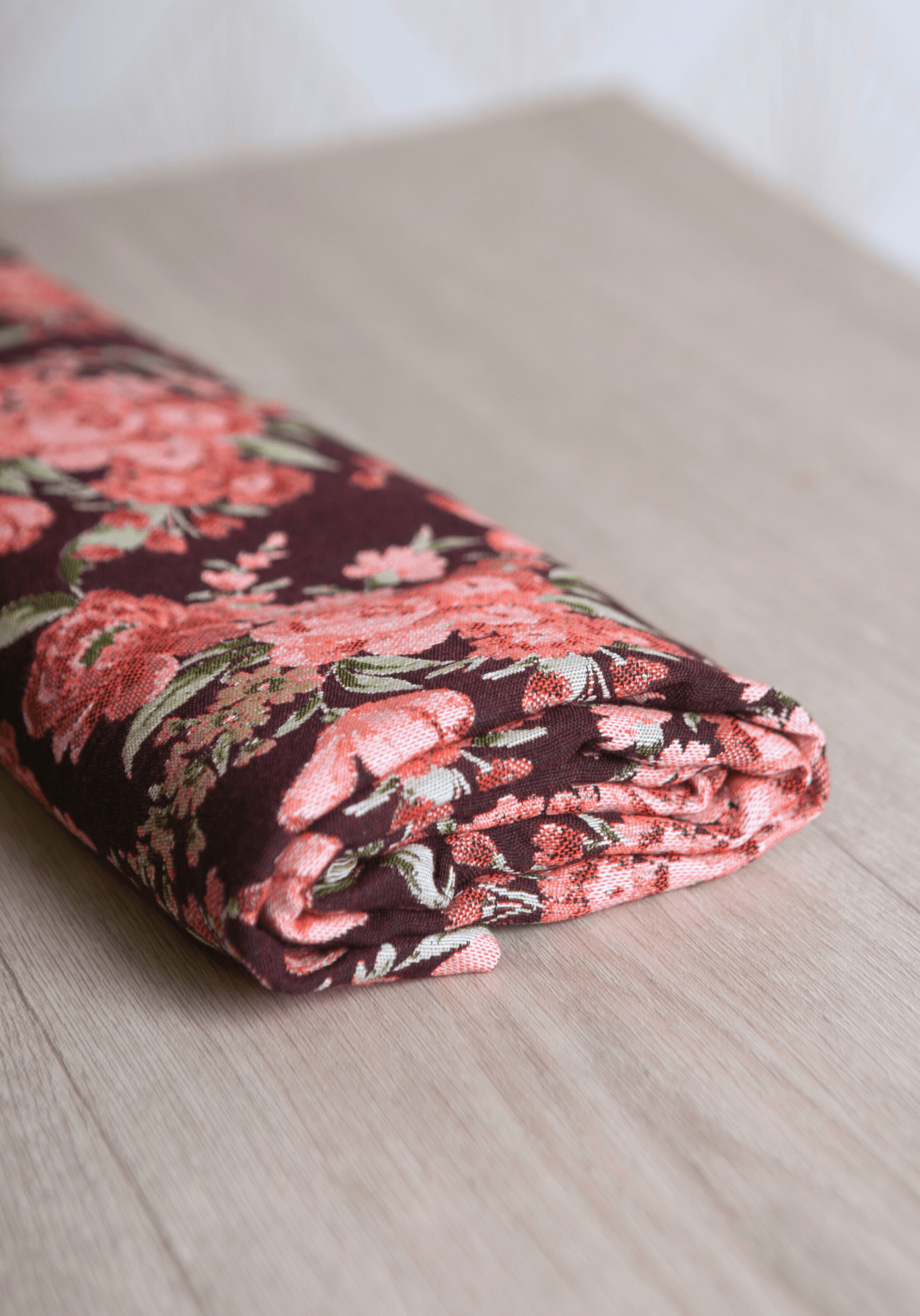 Tissu jacquard fleuri prune Deep Roses - Maison Fauve