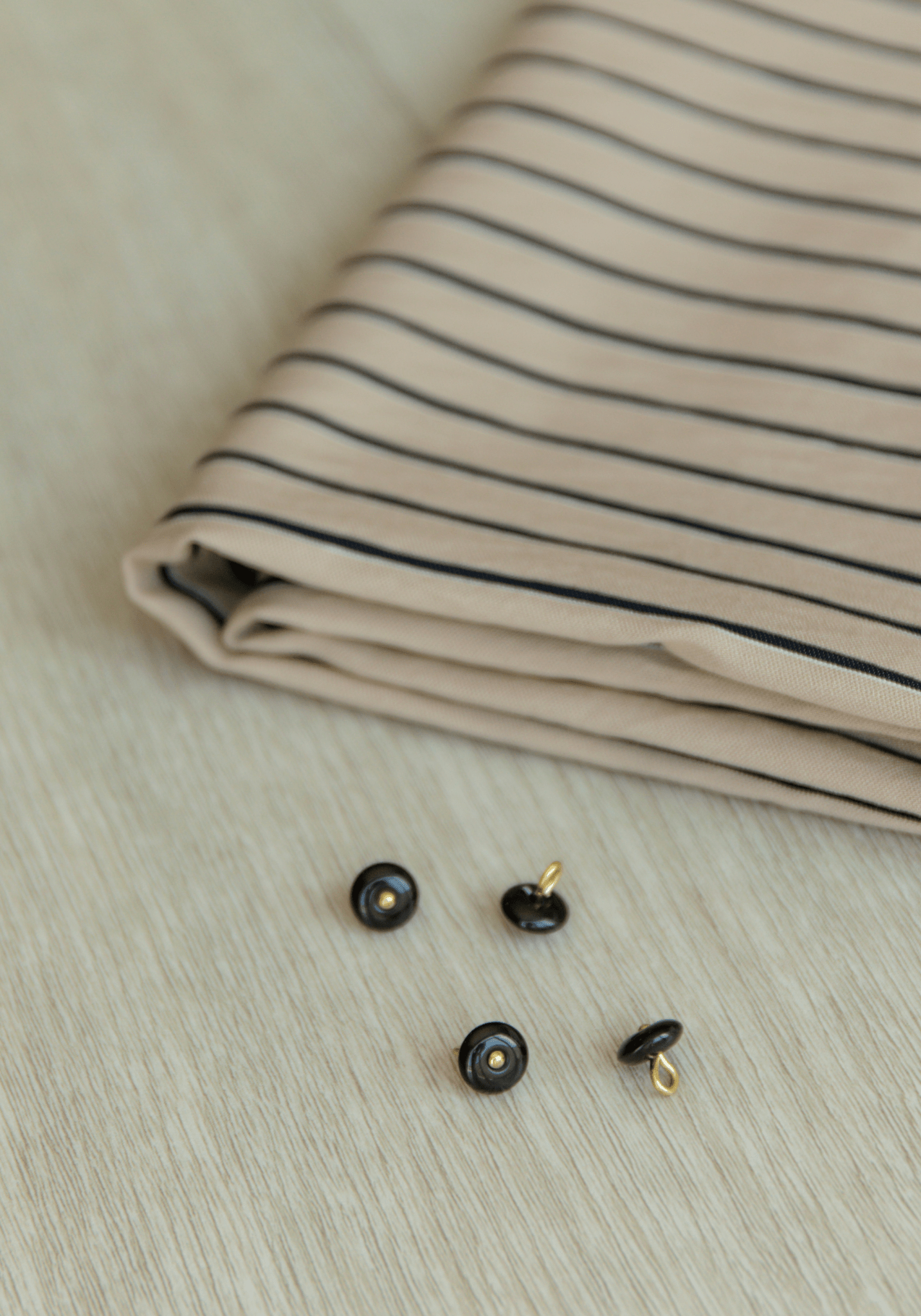 Tissu voile poly viscose à rayures Horizon – Marine / Beige & Encre - Maison Fauve