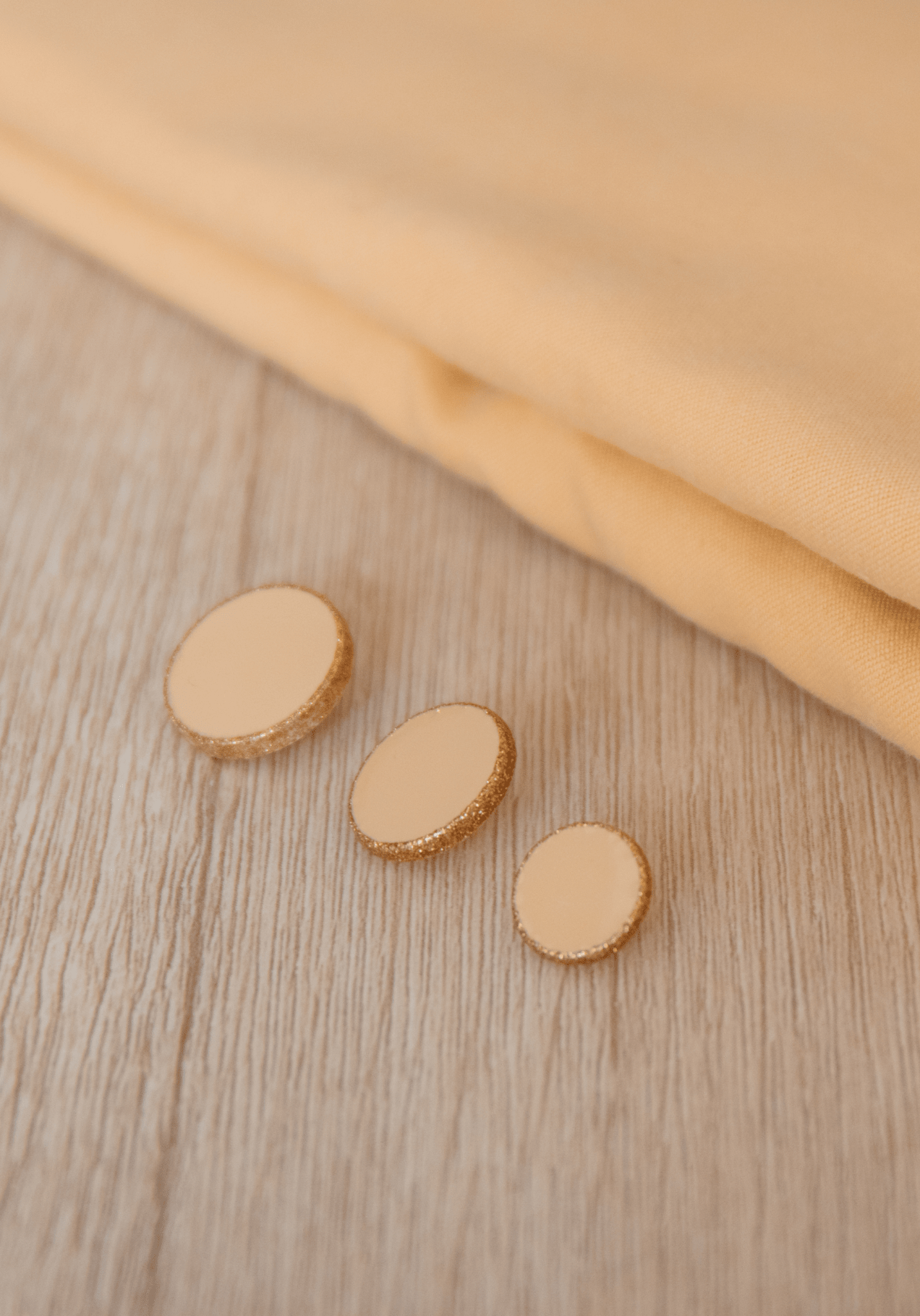 Bouton Dot sable à paillettes dorées 12mm - Maison Fauve