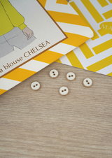 White button with gold glitter 12 mm