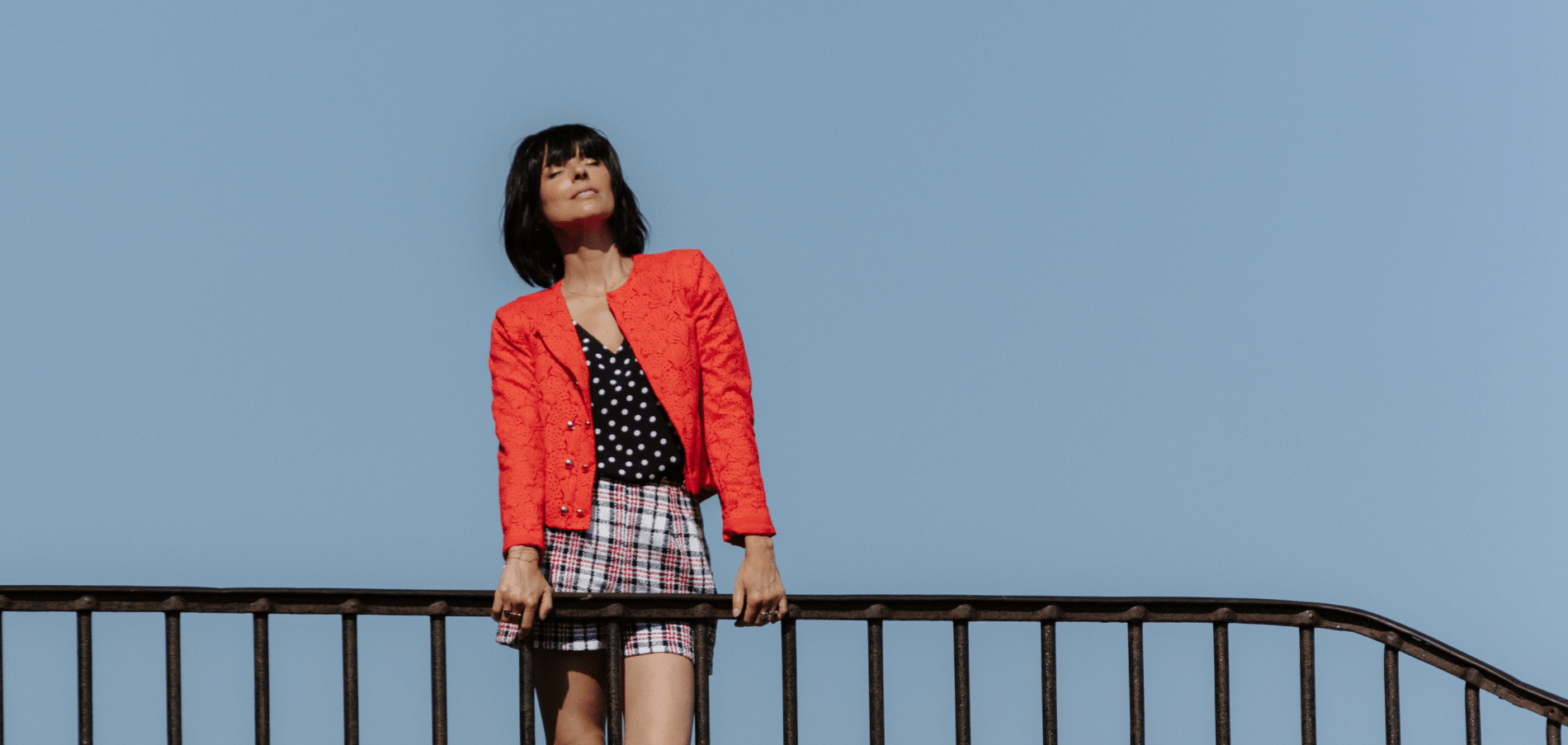 La dentelle s’invite sur la veste Métropolis pour un look de rentrée audacieux - Maison Fauve