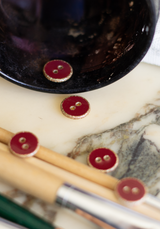 Bouton Rouge Tango à paillettes dorées 12 mm