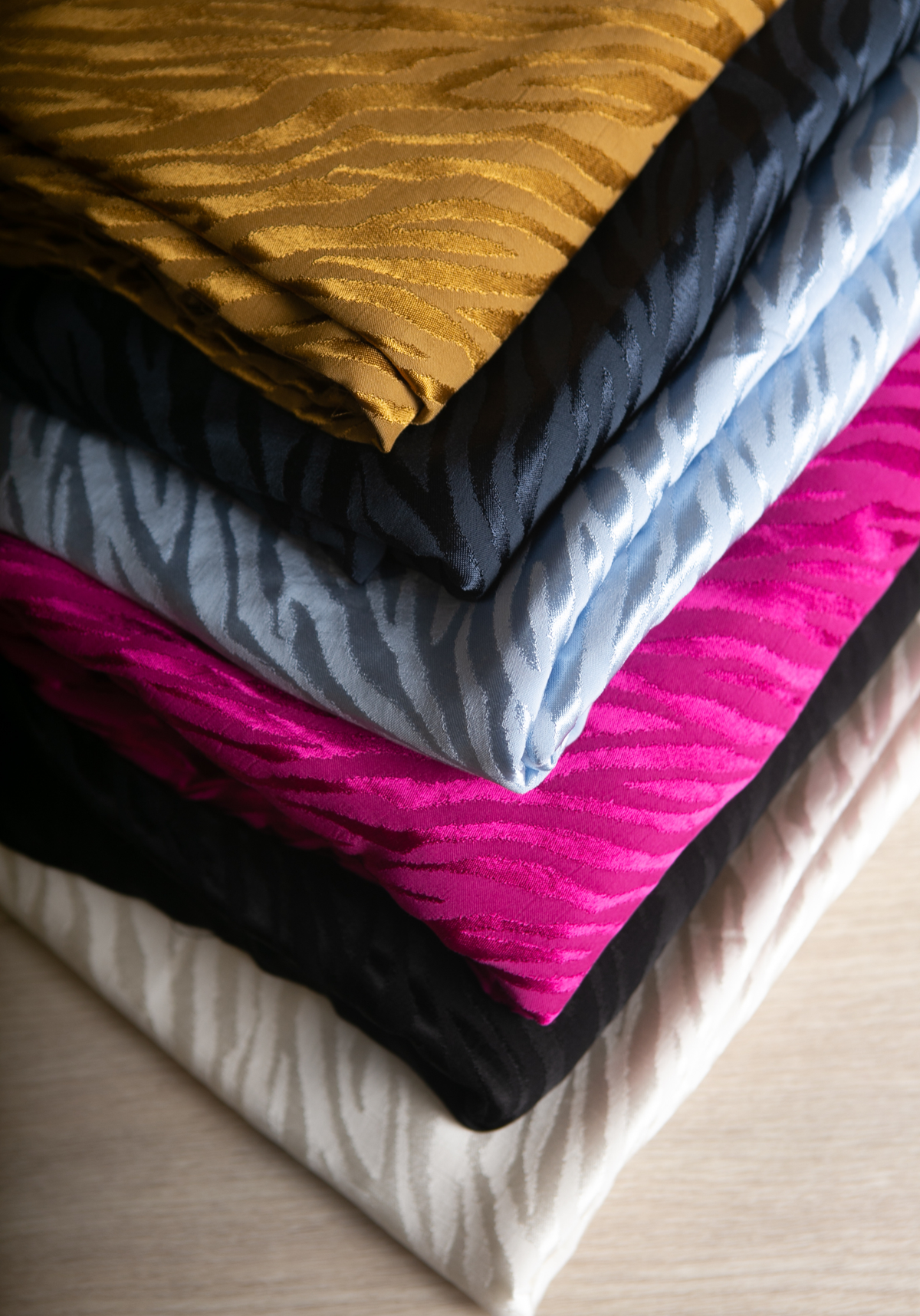 Tissu jacquard de viscose Tiger - Plusieurs coloris