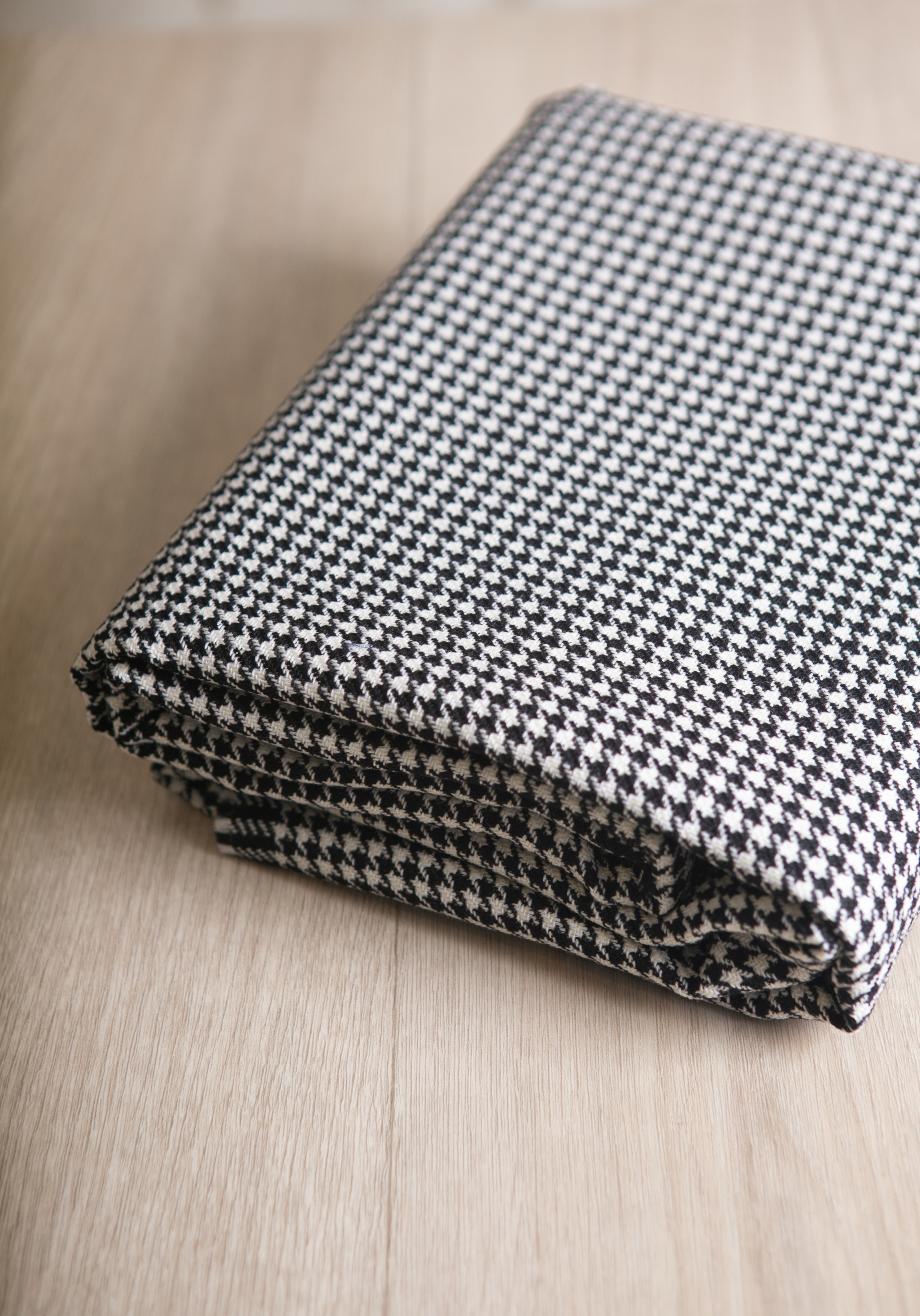 Houndstooth wool fabric for tailoring