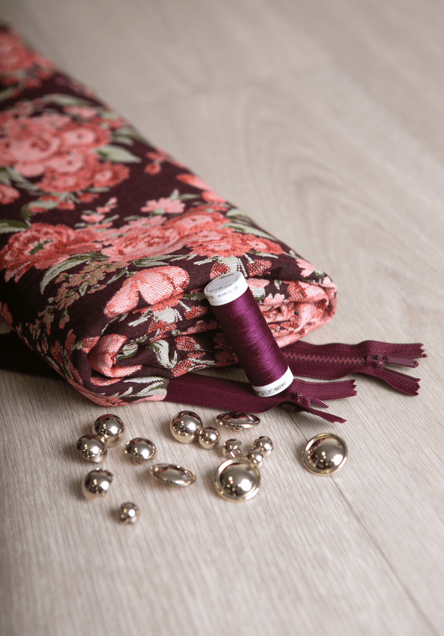 Tissu jacquard fleuri prune Deep Roses - Maison Fauve