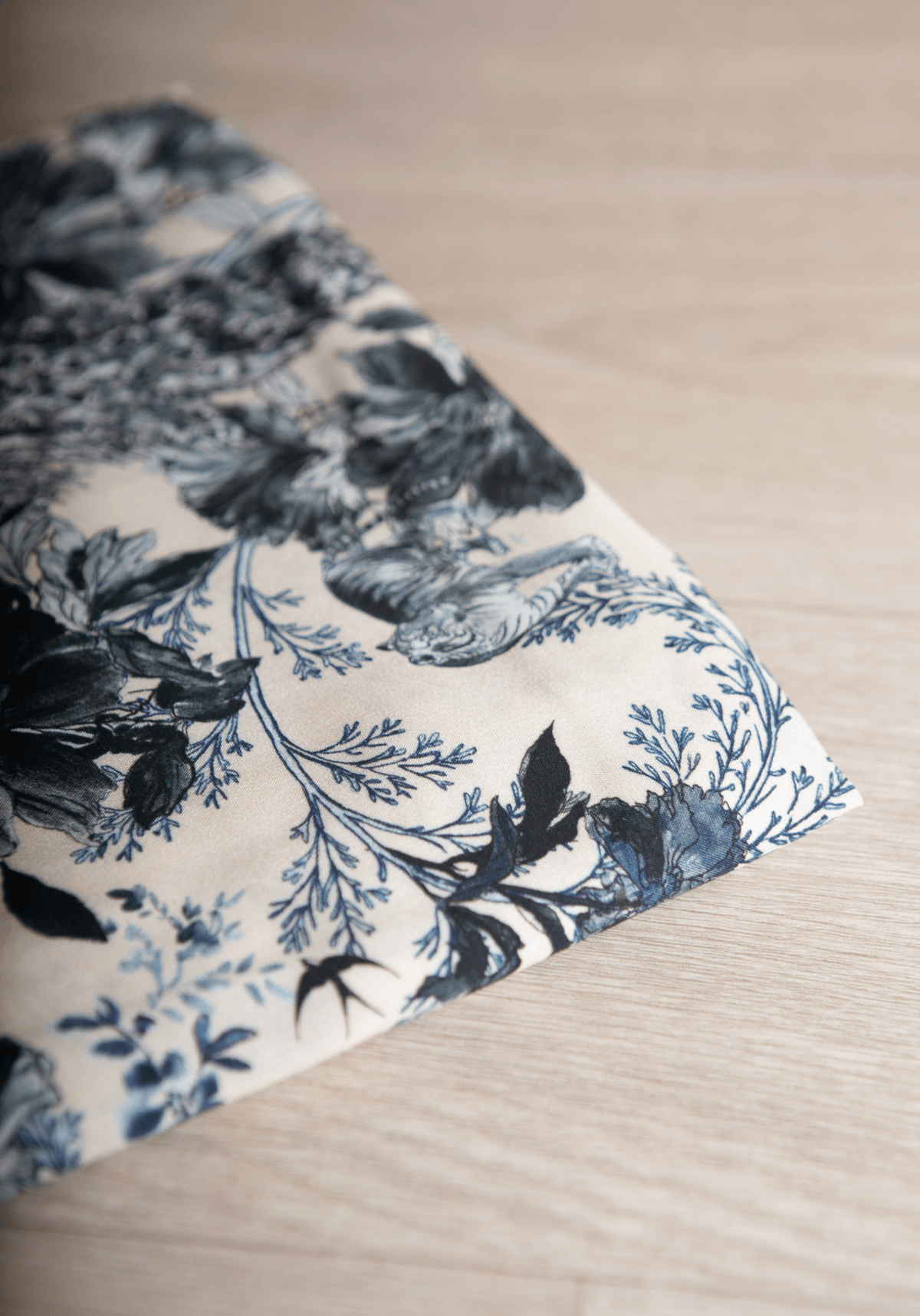 Tissu popeline de viscose imprimée Manifesto - Plusieurs coloris - Maison Fauve
