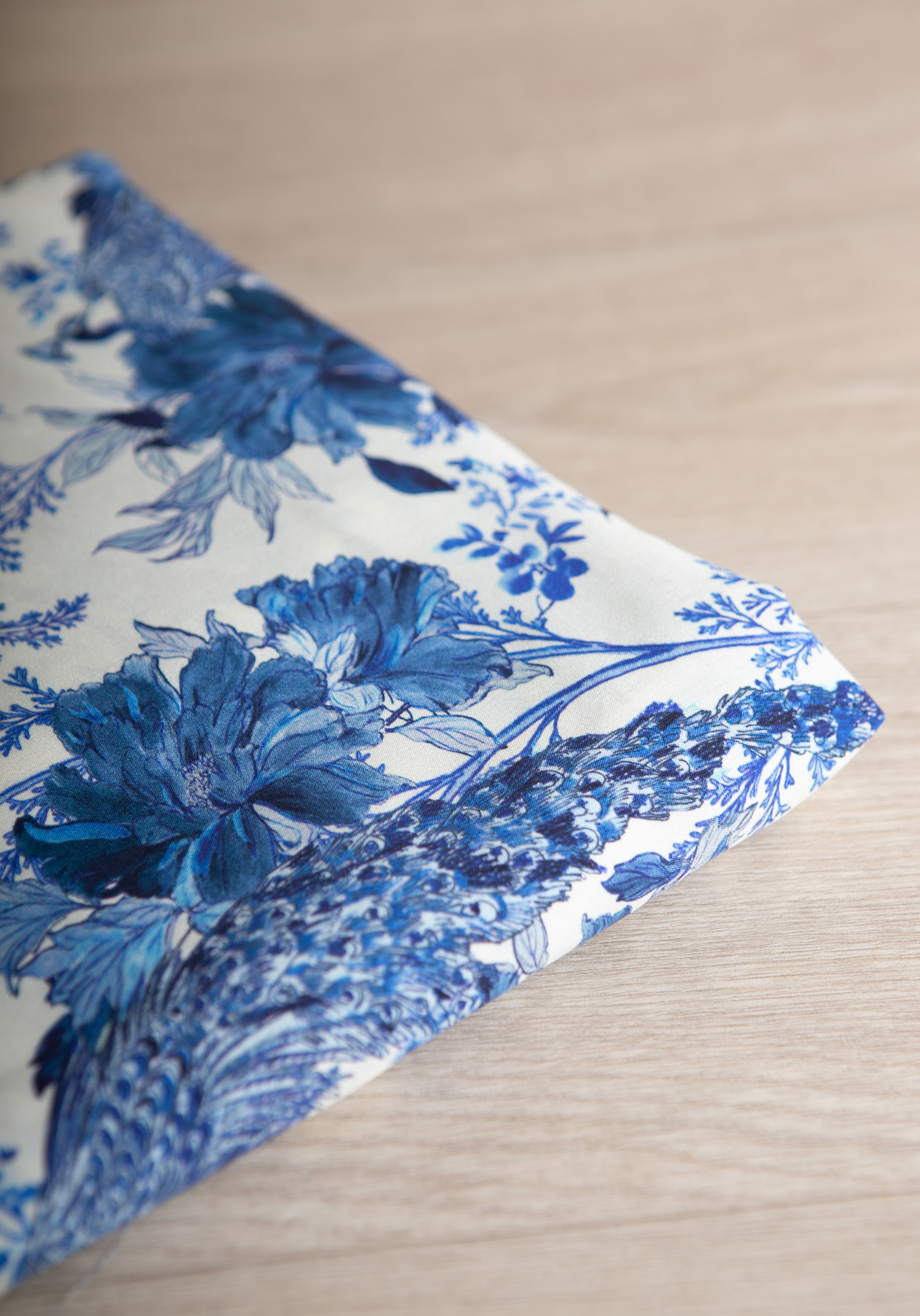 Manifesto printed viscose poplin fabric - Several colors