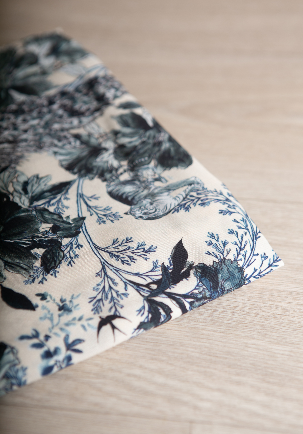Manifesto printed viscose poplin fabric - Several colors