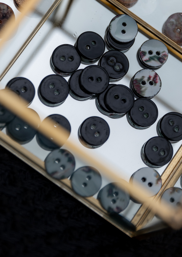 Black mother-of-pearl button 11 mm
